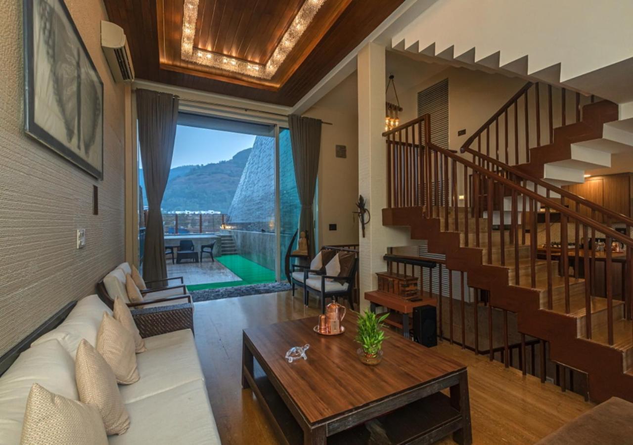 Saffronstays Urja, Lonavala - Private Villa With 2 Pools, Spa Room, Private Elevator & Waterfall Екстер'єр фото